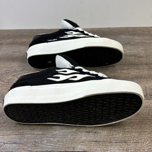 🔥 Straye “Logan Puff” Flame Sneakers Black & White 7M / 8.5W Like New in Box